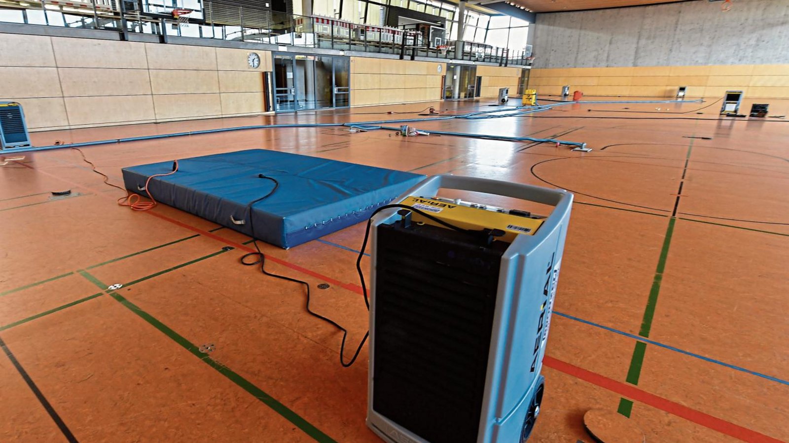 Unter dem Boden der Sporthalle am Lichtenstern-Gymnasium in Sachsenheim steht Wasser. Foto: Kalb