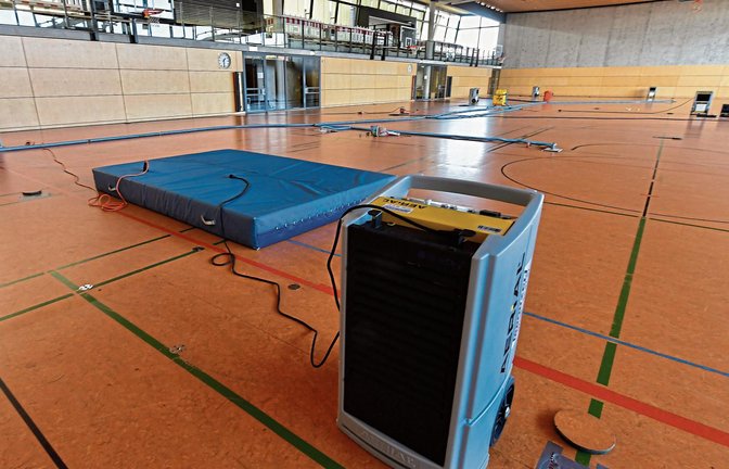 Unter dem Boden der Sporthalle am Lichtenstern-Gymnasium in Sachsenheim steht Wasser. Foto: Kalb