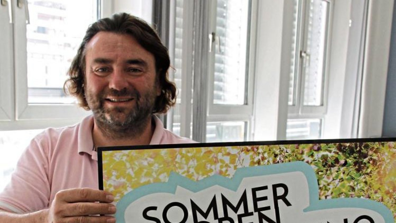 Michael Eisinger wirbt für das Freiluft-Kinoprogramm. Foto: Bögel