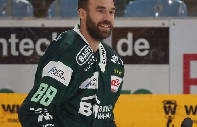 Tim Bender sorgt auf und neben dem Eis für Spaß. <span class='image-autor'>Foto: Baumann</span>