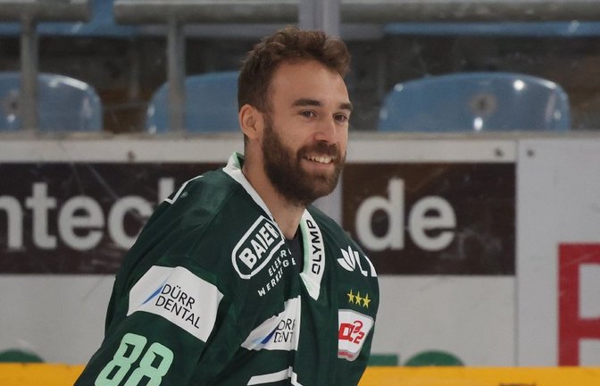Tim Bender sorgt auf und neben dem Eis für Spaß. <span class='image-autor'>Foto: Baumann</span>