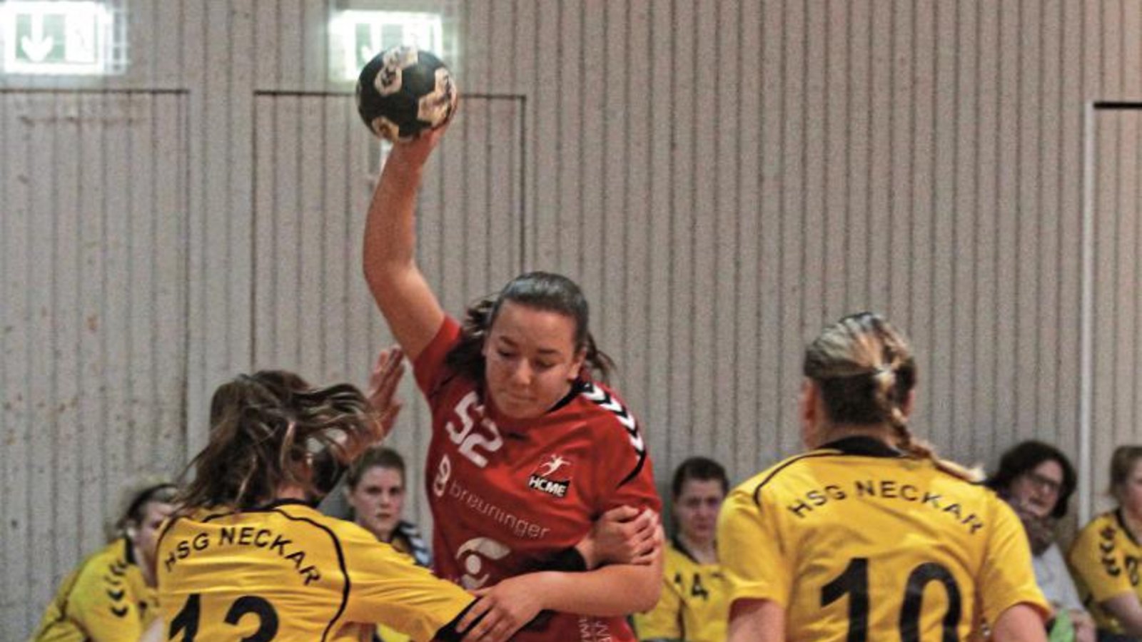 Einen schweren Stand hatten Katja Danner (Mitte) und die HCME-Handballerinnen, wenn die Abwehr der HSG Neckar II um Stephanie Harsch (links) und Tamara Uhlig stand. Foto: Nachreiner Einen schweren Stand hatten Katja Danner (Mitte) und die HCME-Handballerinnen, wenn die Abwehr der HSG Neckar II um Stephanie Harsch (links) und Tamara Uhlig stand. Foto: Nachreiner