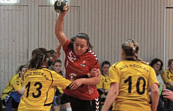 Einen schweren Stand hatten Katja Danner (Mitte) und die HCME-Handballerinnen, wenn die Abwehr der HSG Neckar II um Stephanie Harsch (links) und Tamara Uhlig stand. Foto: Nachreiner