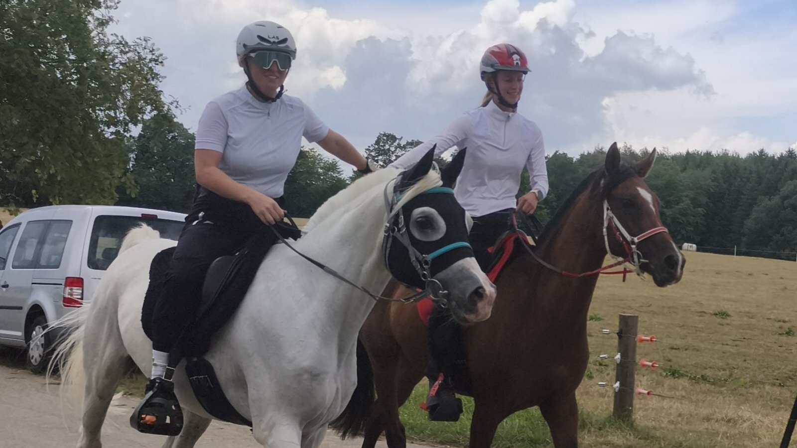 Finnja Röhm (rechts) und Anna Kaindl landen in Marbach auf Rang zwei. Foto: privat