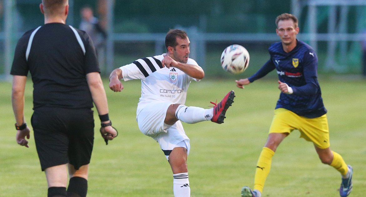 Fußball, Bezirkspokal Enz/Murr, 1. Runde Hauptrunde, Männer, Saison 2026/2027, SGM Nussdorf/Roßwag in Roßwag gegen TSV Phönix Lomersheim unter Flutlicht, Roberto Ancona SGM links spielt den Ball vor Oliver Lochmüller
