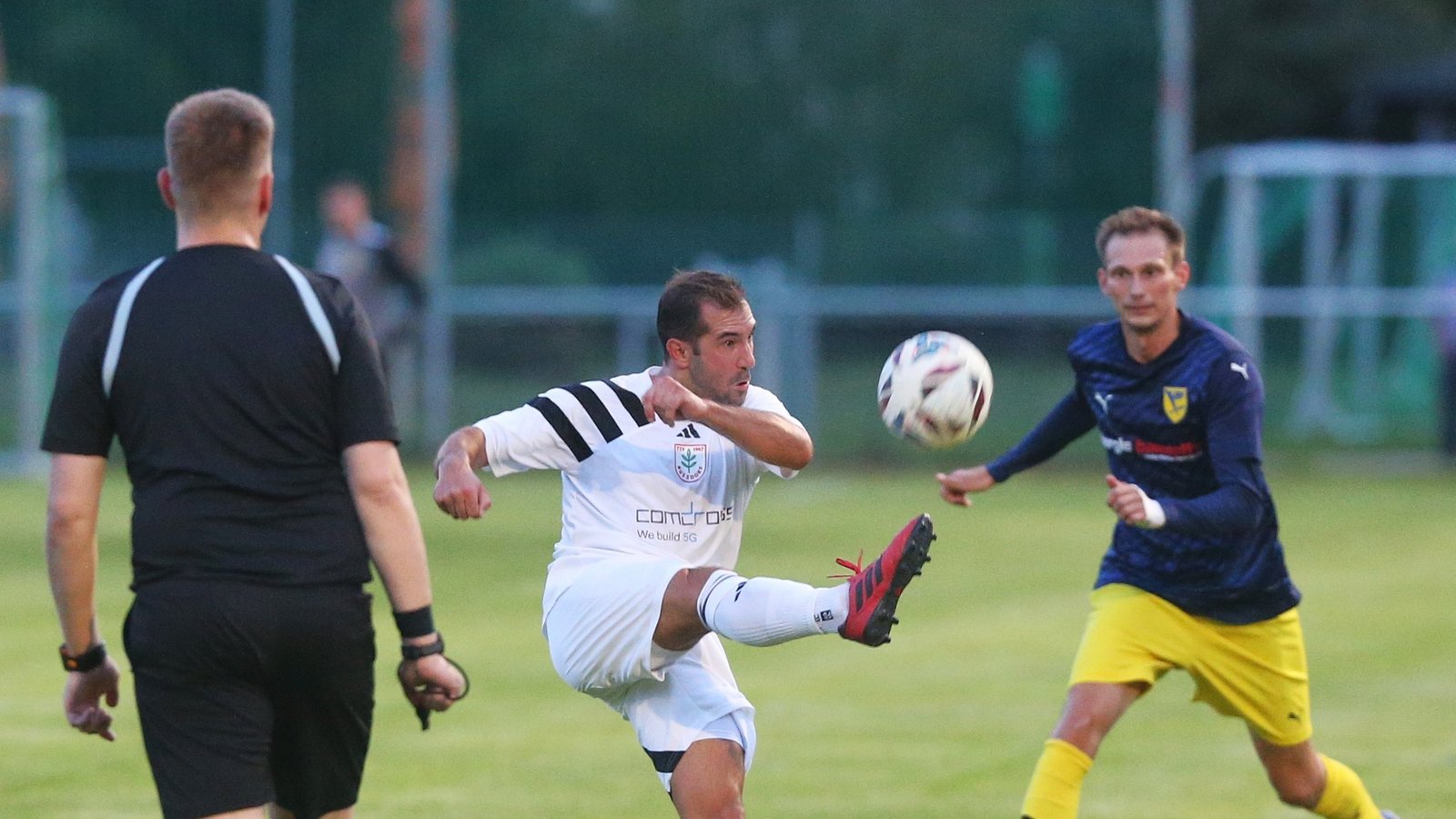 Roberto Ancona (Mitte) hat mit der SGM Nussdorf/Roßwag schon einen Bezirksligisten eliminiert. Foto: Küppers Roberto Ancona (Mitte) hat mit der SGM Nussdorf/Roßwag schon einen Bezirksligisten eliminiert. Foto: Küppers