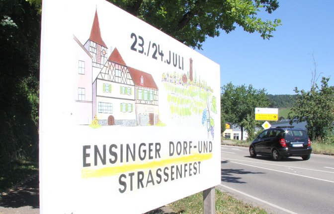 An den Ortseingängen sieht man es schon: In Ensingen steht am Wochenende (23. und 24. Juli) das Dorf-und Straßenfest in der historischen Kelter, auf dem Kelterplatz und auf der Hauptstraße auf dem Programm. An beiden Tagen gibt es Live-Musik vom Musikverein, zwei Hüpfburgen für Kinder, Zielspritzen der Feuerwehr oder Lichtgewehrschießen. Stärken kann man sich mit ungarischem Gulasch, Bratwurst mit Pommes, süßen Waffeln vom Kindergarten oder mit Kemmichplätz von den Landfrauen. Dazu gibt es ein Viertele vom örtlichen Weingut, ein edler Tropfen aus der Region oder ein Bier vom Fass. Der Treff für Nachtschwärmer wird bis 1 Uhr die Bar in der Kelter sein.  <span class='image-autor'>Foto: Banholzer</span>