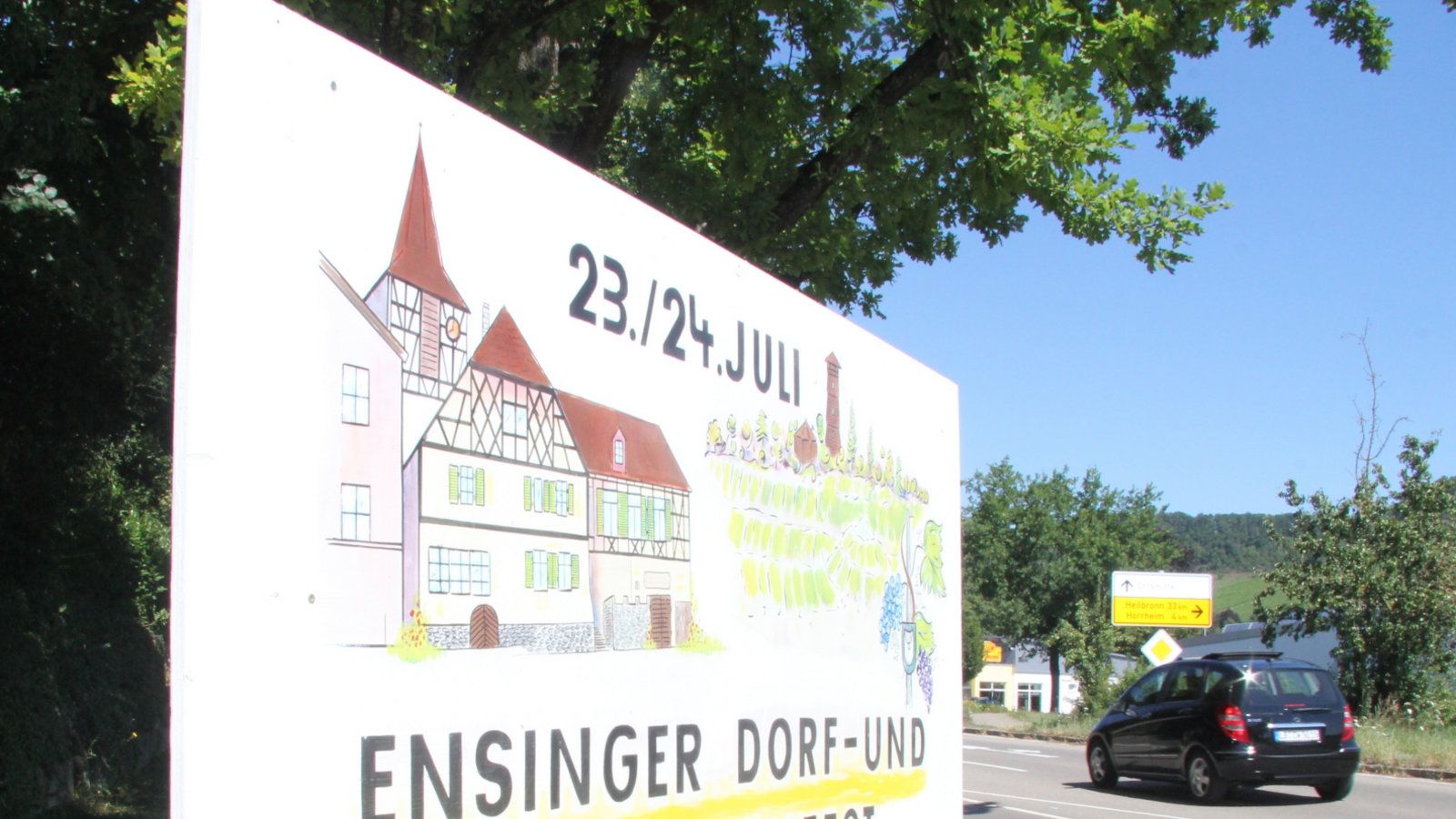 An den Ortseingängen sieht man es schon: In Ensingen steht am Wochenende (23. und 24. Juli) das Dorf-und Straßenfest in der historischen Kelter, auf dem Kelterplatz und auf der Hauptstraße auf dem Programm. An beiden Tagen gibt es Live-Musik vom Musikverein, zwei Hüpfburgen für Kinder, Zielspritzen der Feuerwehr oder Lichtgewehrschießen. Stärken kann man sich mit ungarischem Gulasch, Bratwurst mit Pommes, süßen Waffeln vom Kindergarten oder mit Kemmichplätz von den Landfrauen. Dazu gibt es ein Viertele vom örtlichen Weingut, ein edler Tropfen aus der Region oder ein Bier vom Fass. Der Treff für Nachtschwärmer wird bis 1 Uhr die Bar in der Kelter sein. Foto: Banholzer An den Ortseingängen sieht man es schon: In Ensingen steht am Wochenende (23. und 24. Juli) das Dorf-und Straßenfest in der historischen Kelter, auf dem Kelterplatz und auf der Hauptstraße auf dem Programm. An beiden Tagen gibt es Live-Musik vom Musikverein, zwei Hüpfburgen für Kinder, Zielspritzen der Feuerwehr oder Lichtgewehrschießen. Stärken kann man sich mit ungarischem Gulasch, Bratwurst mit Pommes, süßen Waffeln vom Kindergarten oder mit Kemmichplätz von den Landfrauen. Dazu gibt es ein Viertele vom örtlichen Weingut, ein edler Tropfen aus der Region oder ein Bier vom Fass. Der Treff für Nachtschwärmer wird bis 1 Uhr die Bar in der Kelter sein. Foto: Banholzer