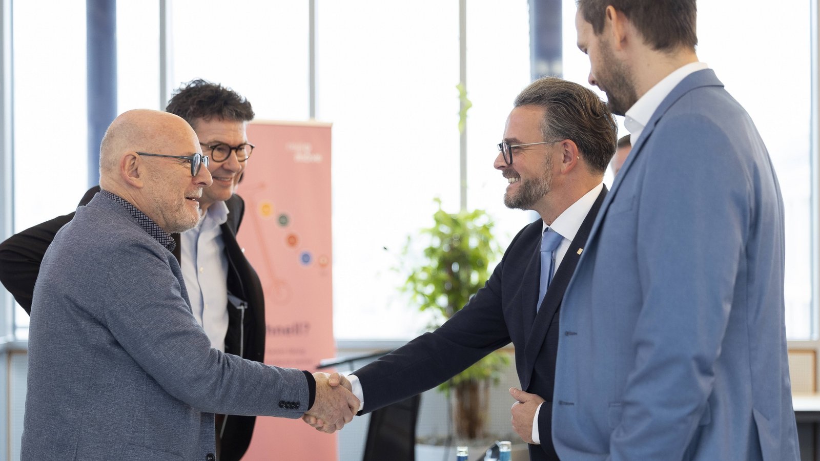 Handschlag: Verkehrsminister Winfried Hermann (von links), KVV-Geschäftsführer Alexander Pischon, Pforzheims Oberbürgermeister Peter Boch und Enzkreis-Landrat Bastian Rosenau freuen sich über den erfolgreichen Gesellschafterbeitritt.  Foto: Gärtner/KVV