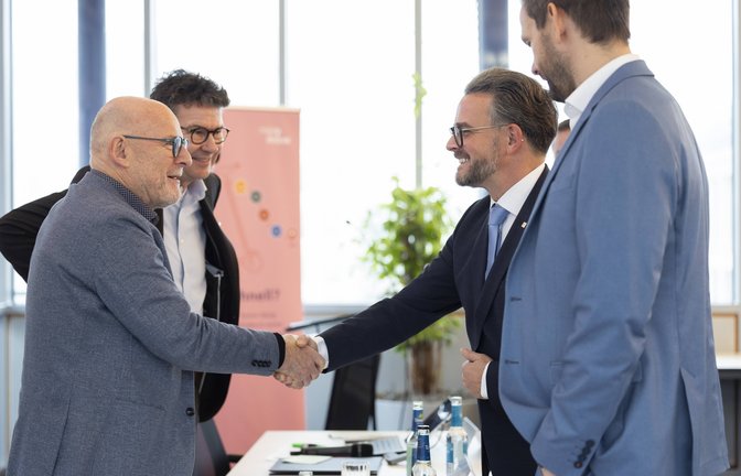 Handschlag: Verkehrsminister Winfried Hermann (von links), KVV-Geschäftsführer Alexander Pischon, Pforzheims Oberbürgermeister Peter Boch und Enzkreis-Landrat Bastian Rosenau freuen sich über den erfolgreichen Gesellschafterbeitritt.  <span class='image-autor'>Foto: Gärtner/KVV</span>