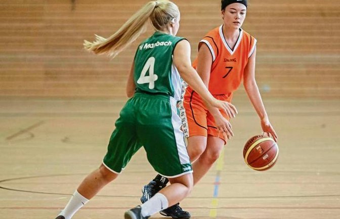 Hannah Heinrich (rechts) hatte mit zwölf Punkten maßgeblich Anteil am 79:47- Kantersieg der BSG Vaihingen/Sachsenheim gegen den TV Marbach.  Foto: Simecek