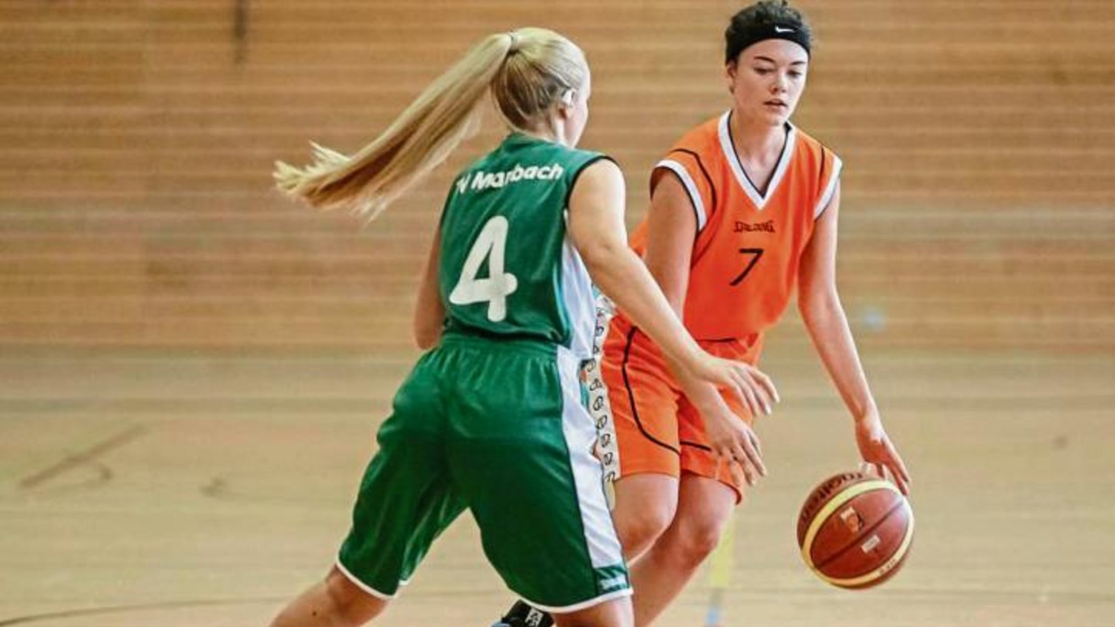 Hannah Heinrich (rechts) hatte mit zwölf Punkten maßgeblich Anteil am 79:47- Kantersieg der BSG Vaihingen/Sachsenheim gegen den TV Marbach.  Foto: Simecek