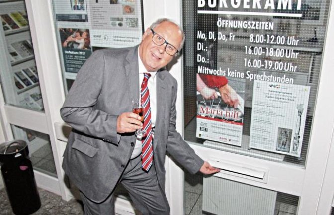 Mit einem lachenden und einem weinenden Auge hat Schultes Werner Somlai nach der Kelter-Vernissage (siehe Artikel auf Seite 13) den Schlüssel des Oberriexinger Rathauses in den Briefkasten geworfen. Ab sofort ist Frank Wittendorfer Hausherr.  Foto: Gergen