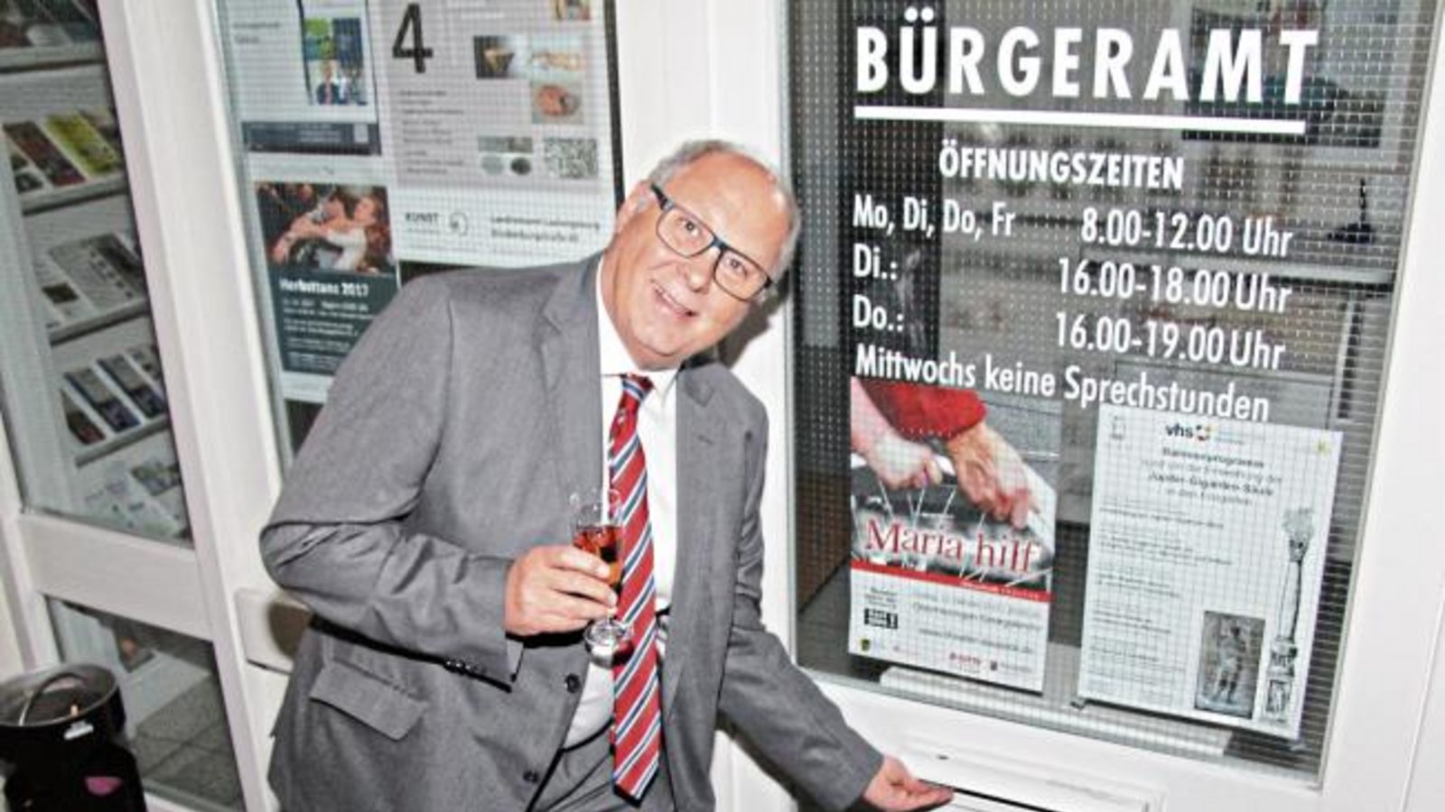 Mit einem lachenden und einem weinenden Auge hat Schultes Werner Somlai nach der Kelter-Vernissage (siehe Artikel auf Seite 13) den Schlüssel des Oberriexinger Rathauses in den Briefkasten geworfen. Ab sofort ist Frank Wittendorfer Hausherr.  Foto: Gergen