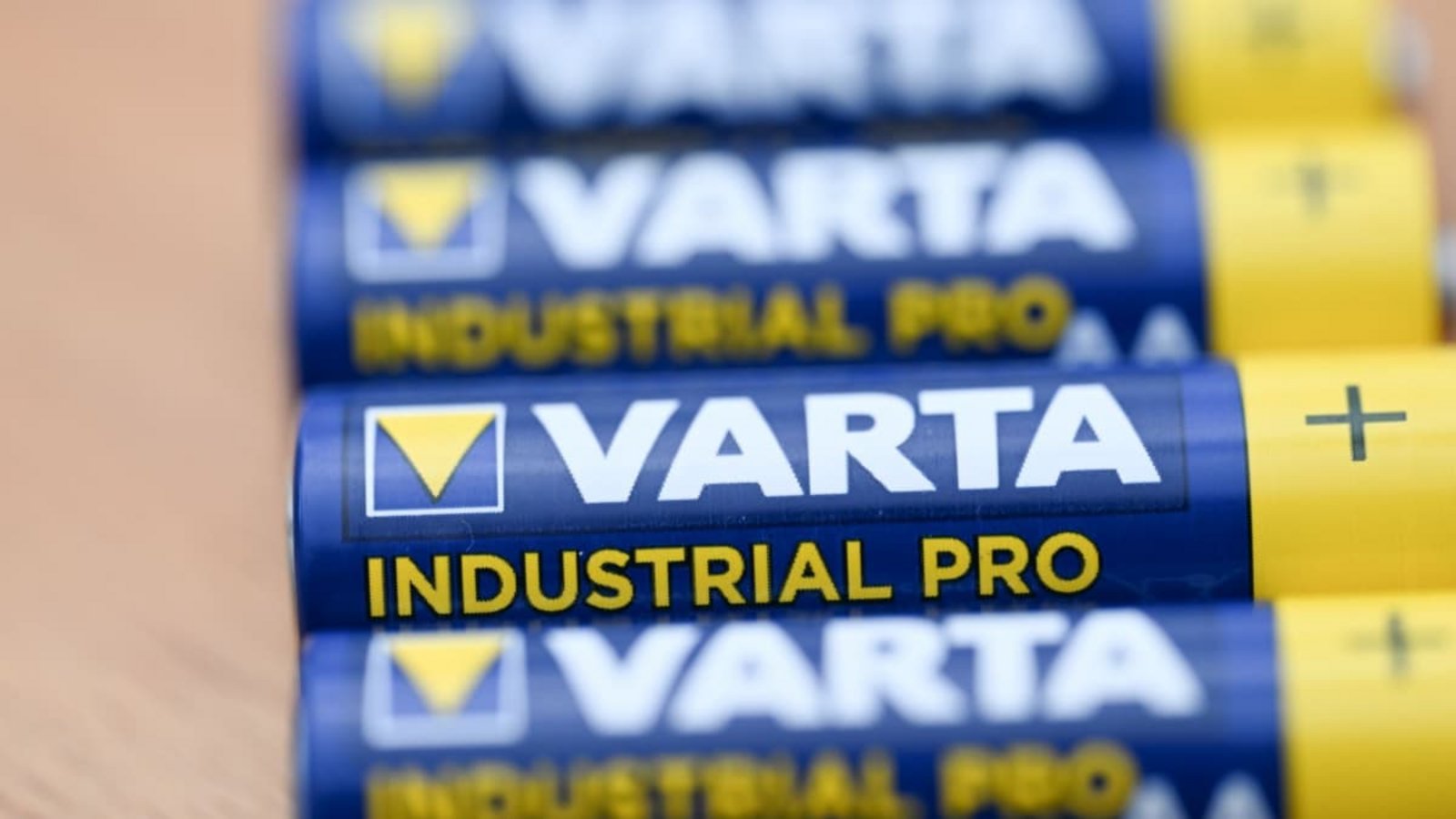 Das Logo des Batterieherstellers Varta ist auf Batterien der Firma aufgedruckt.Bernd Weißbrod/dpa