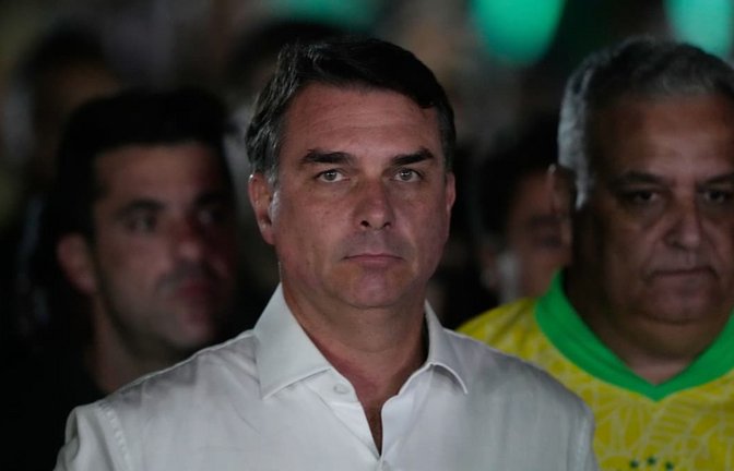 Der unterlegene Präsidentschaftskandidat der Opposition, Flávio Bolsonaro, kündigte in seinem Brief auf der Plattform X an, vom Ausland aus die Opposition und den angeblichen Kampf für die Demokratie anzuführen.<span class='image-autor'>Eraldo Peres/AP/dpa</span>