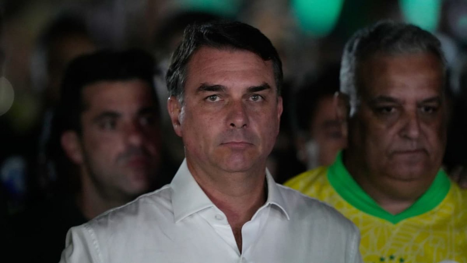 Der unterlegene Präsidentschaftskandidat der Opposition, Flávio Bolsonaro, kündigte in seinem Brief auf der Plattform X an, vom Ausland aus die Opposition und den angeblichen Kampf für die Demokratie anzuführen.Eraldo Peres/AP/dpa Der unterlegene Präsidentschaftskandidat der Opposition, Flávio Bolsonaro, kündigte in seinem Brief auf der Plattform X an, vom Ausland aus die Opposition und den angeblichen Kampf für die Demokratie anzuführen.Eraldo Peres/AP/dpa