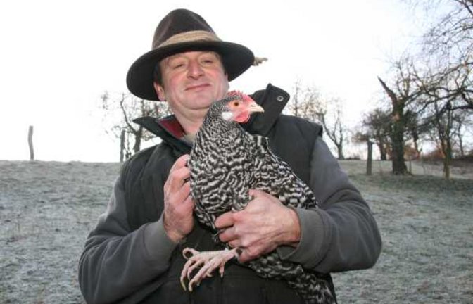 Horst Pestrin und eine seiner Deutschen-Sperber-Hennen. Foto: Rücker Horst Pestrin und eine seiner Deutschen-Sperber-Hennen. Foto: Rücker