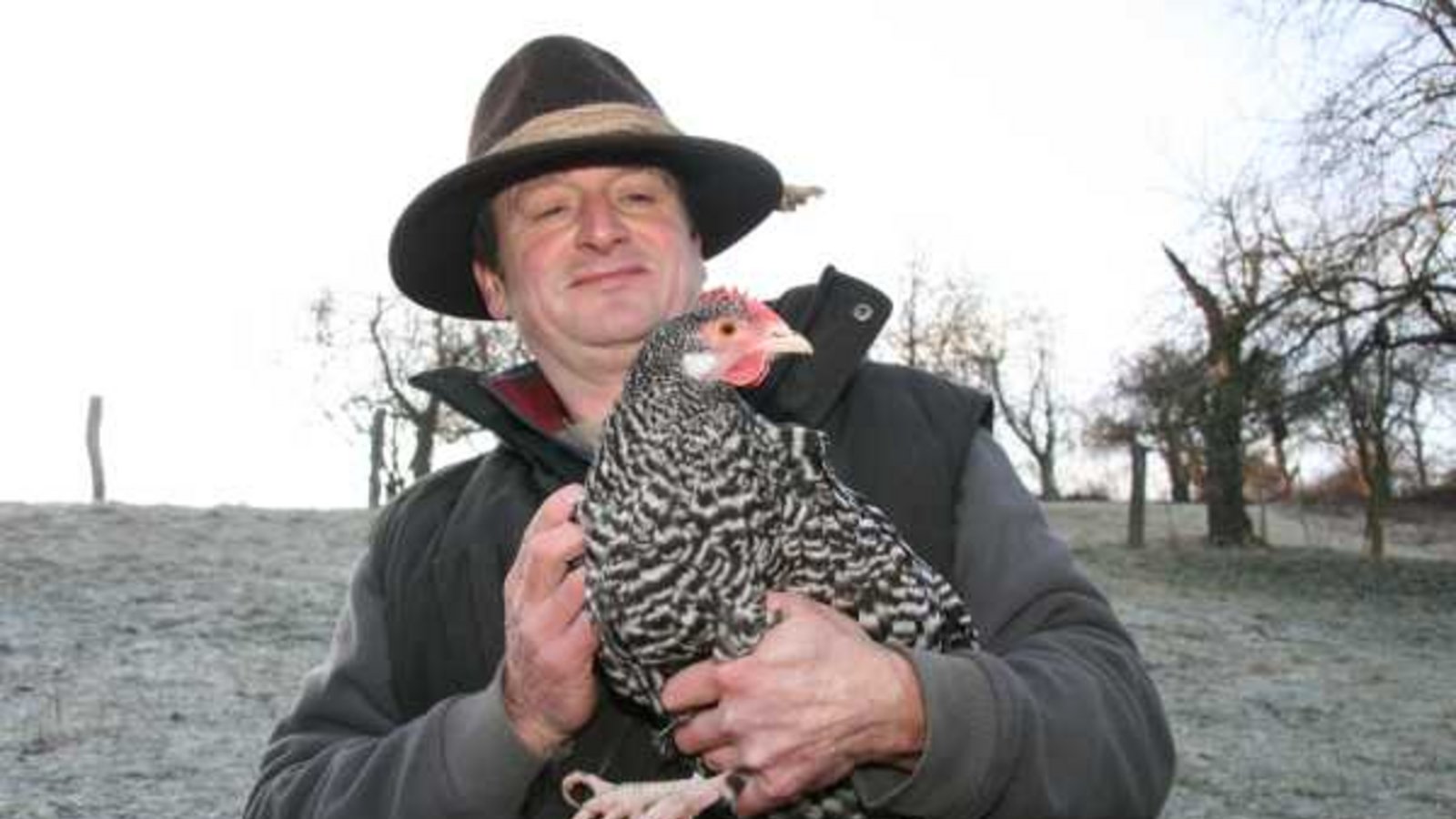 Horst Pestrin und eine seiner Deutschen-Sperber-Hennen. Foto: Rücker Horst Pestrin und eine seiner Deutschen-Sperber-Hennen. Foto: Rücker