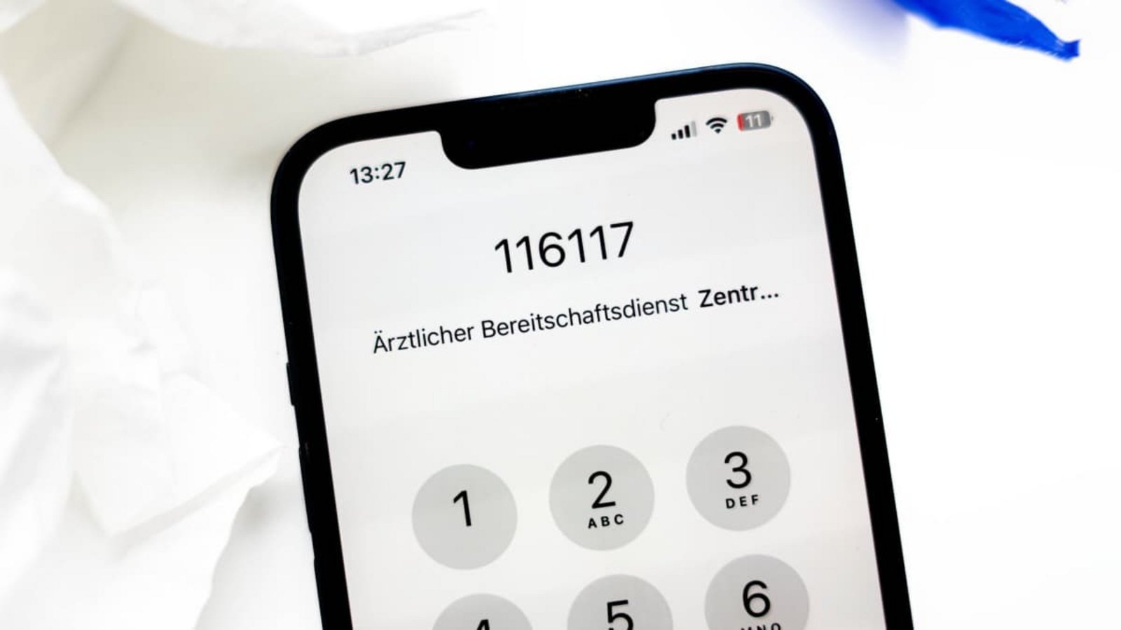 Wird mit der 112 vernetzt: Die Nummer des ärztlichen Bereitschaftsdienstes 116 117. Dort soll abgeklärt werden, welche Behandlung man benötigt.Sina Schuldt/dpa-tmn/dpa Wird mit der 112 vernetzt: Die Nummer des ärztlichen Bereitschaftsdienstes 116 117. Dort soll abgeklärt werden, welche Behandlung man benötigt.Sina Schuldt/dpa-tmn/dpa