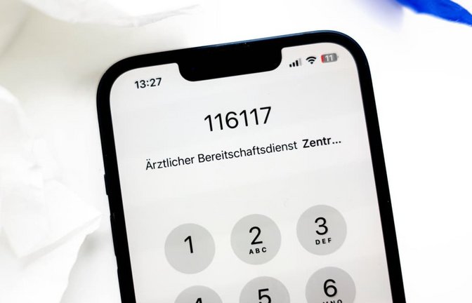 Wird mit der 112 vernetzt: Die Nummer des ärztlichen Bereitschaftsdienstes 116 117. Dort soll abgeklärt werden, welche Behandlung man benötigt.<span class='image-autor'>Sina Schuldt/dpa-tmn/dpa</span>