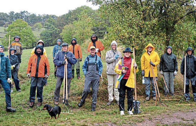 Mit ihrem jährlichen Pflegeeinsatz tragen die Mitglieder des Schwäbischen Albvereins zum Erhalt des Magerrasens bei, der ein wertvolles Biotop darstellt.  Fotos: Stahlfeld