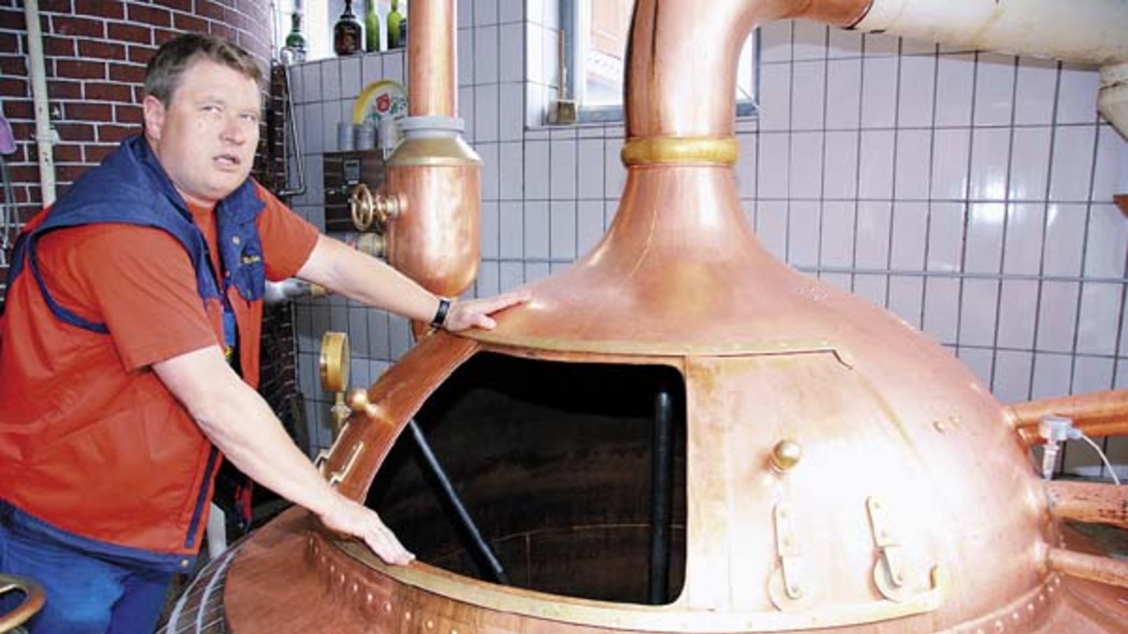 Braumeister Robert Volk an der Sudpfanne. Foto: Rücker Braumeister Robert Volk an der Sudpfanne. Foto: Rücker