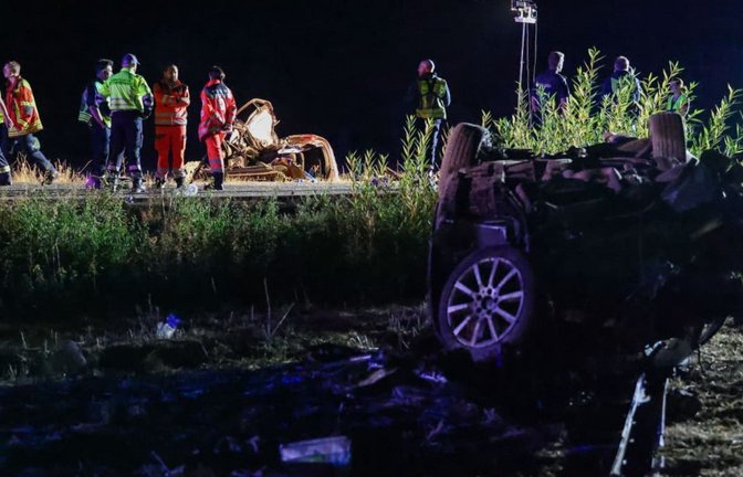 Einsatzkräfte arbeiten an einer Unfallstelle nach einem schweren Verkehrsunfall auf der B470 zwischen Dottenheim und Dietersheim. Mehrere Menschen sind bei einem Unfall auf einer Bundesstraße in Mittelfranken ums Leben gekommen. (zu dpa: «Autos kollidieren auf Bundesstraße - Drei Frauen tot»)<span class='image-autor'>Daniel Löb/dpa</span>