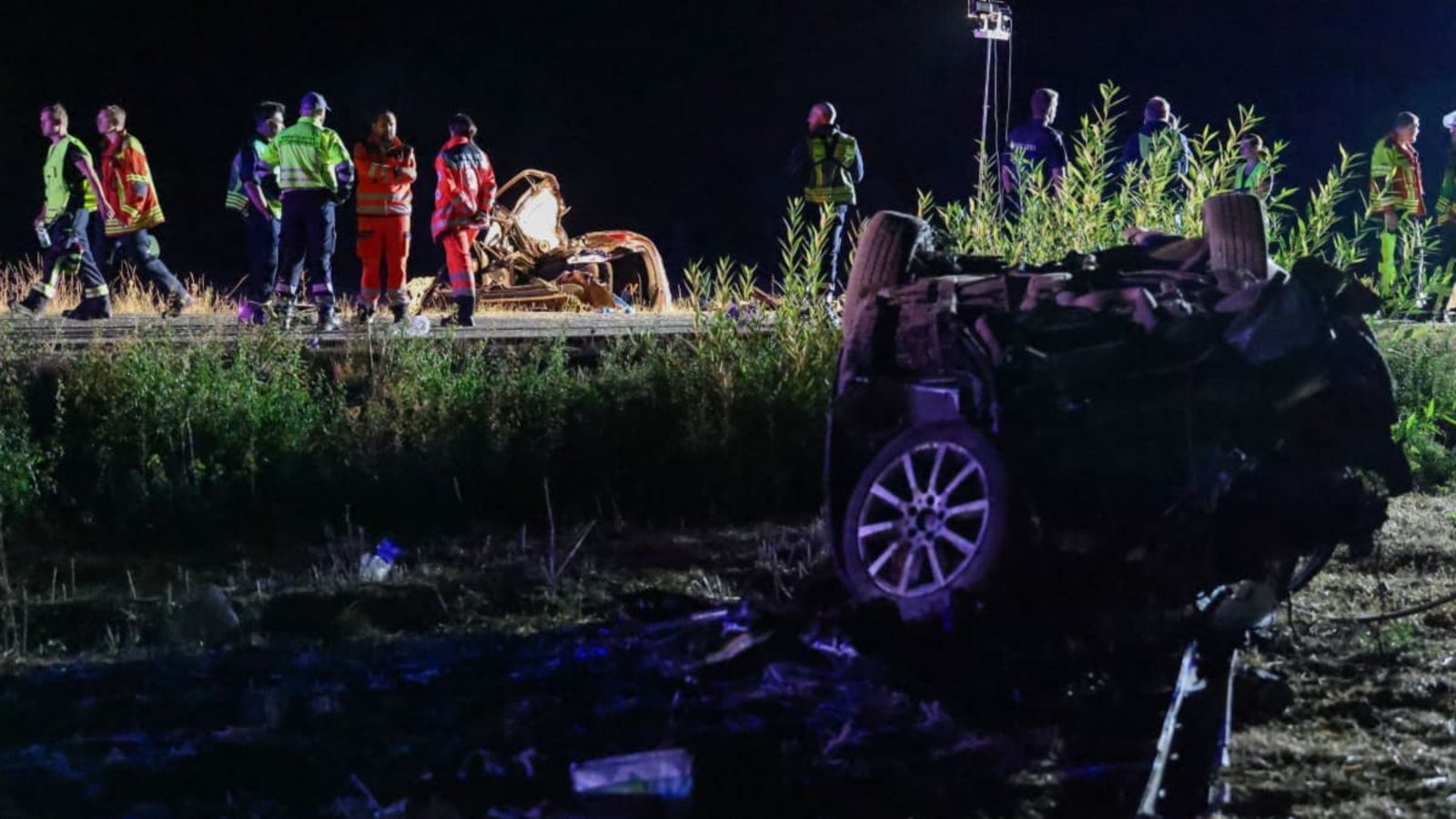 Einsatzkräfte arbeiten an einer Unfallstelle nach einem schweren Verkehrsunfall auf der B470 zwischen Dottenheim und Dietersheim. Mehrere Menschen sind bei einem Unfall auf einer Bundesstraße in Mittelfranken ums Leben gekommen. (zu dpa: «Autos kollidieren auf Bundesstraße - Drei Frauen tot»)Daniel Löb/dpa Einsatzkräfte arbeiten an einer Unfallstelle nach einem schweren Verkehrsunfall auf der B470 zwischen Dottenheim und Dietersheim. Mehrere Menschen sind bei einem Unfall auf einer Bundesstraße in Mittelfranken ums Leben gekommen. (zu dpa: «Autos kollidieren auf Bundesstraße - Drei Frauen tot»)Daniel Löb/dpa