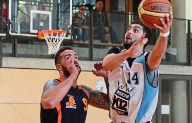 BSG-Forward Nikolaos Koupidis (rechts) verlädt Weilimdorfs Milos Babic und erzielt zwei seiner sechs Punkte. Foto: Nachreiner