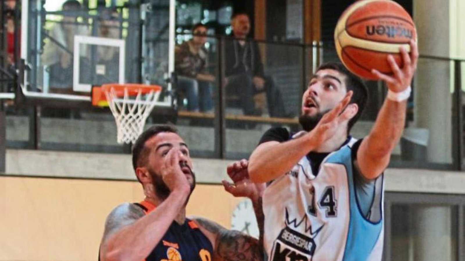 BSG-Forward Nikolaos Koupidis (rechts) verlädt Weilimdorfs Milos Babic und erzielt zwei seiner sechs Punkte. Foto: Nachreiner BSG-Forward Nikolaos Koupidis (rechts) verlädt Weilimdorfs Milos Babic und erzielt zwei seiner sechs Punkte. Foto: Nachreiner