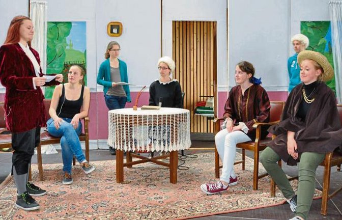 Die Schüler der Theater-AG proben ihre Rollen.  Foto: p
