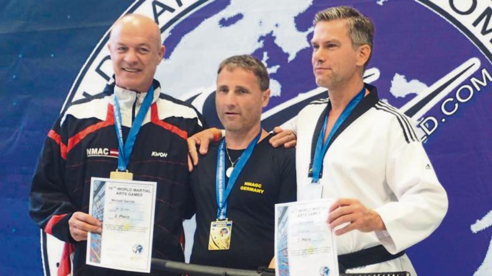 Stolz präsentiert Achim Haubennestel das Samuraischwert, das es statt eines Pokals für den Sieger bei den World Games der WMAC gab. Foto: privat Stolz präsentiert Achim Haubennestel das Samuraischwert, das es statt eines Pokals für den Sieger bei den World Games der WMAC gab. Foto: privat