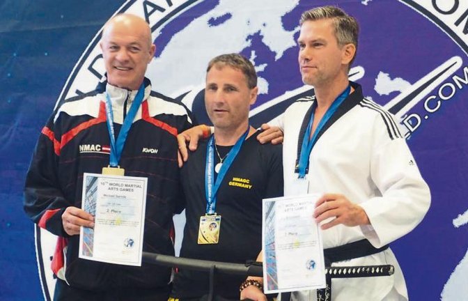 Stolz präsentiert Achim Haubennestel das Samuraischwert, das es statt eines Pokals für den Sieger bei den World Games der WMAC gab. Foto: privat
