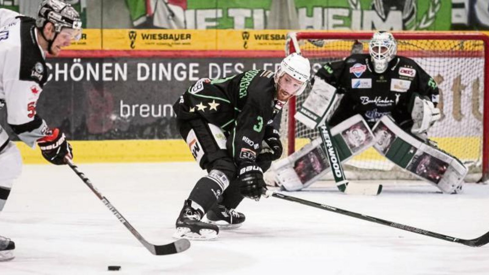 Max Prommersberger beobachtet mit kritischem Blick die Aktivitäten des Frankfurters Joel Keussen vor dem Tor von Steelers-Goalie Sinisa Martinovic. Foto: Simecek Max Prommersberger beobachtet mit kritischem Blick die Aktivitäten des Frankfurters Joel Keussen vor dem Tor von Steelers-Goalie Sinisa Martinovic. Foto: Simecek
