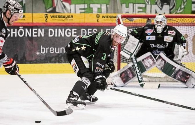 Max Prommersberger beobachtet mit kritischem Blick die Aktivitäten des Frankfurters Joel Keussen vor dem Tor von Steelers-Goalie Sinisa Martinovic. Foto: Simecek
