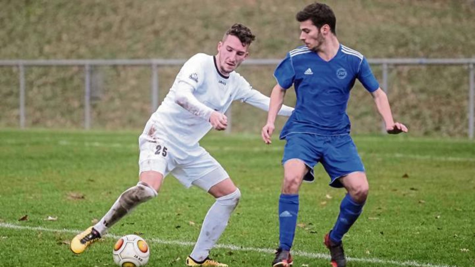 Tom Trostel (links) will mit dem TSV Enzweihingen in der Tabelle wieder nach oben. Foto: Simecek