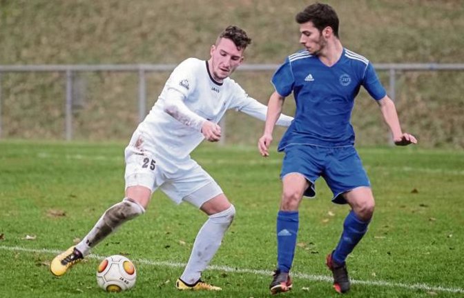Tom Trostel (links) will mit dem TSV Enzweihingen in der Tabelle wieder nach oben. Foto: Simecek