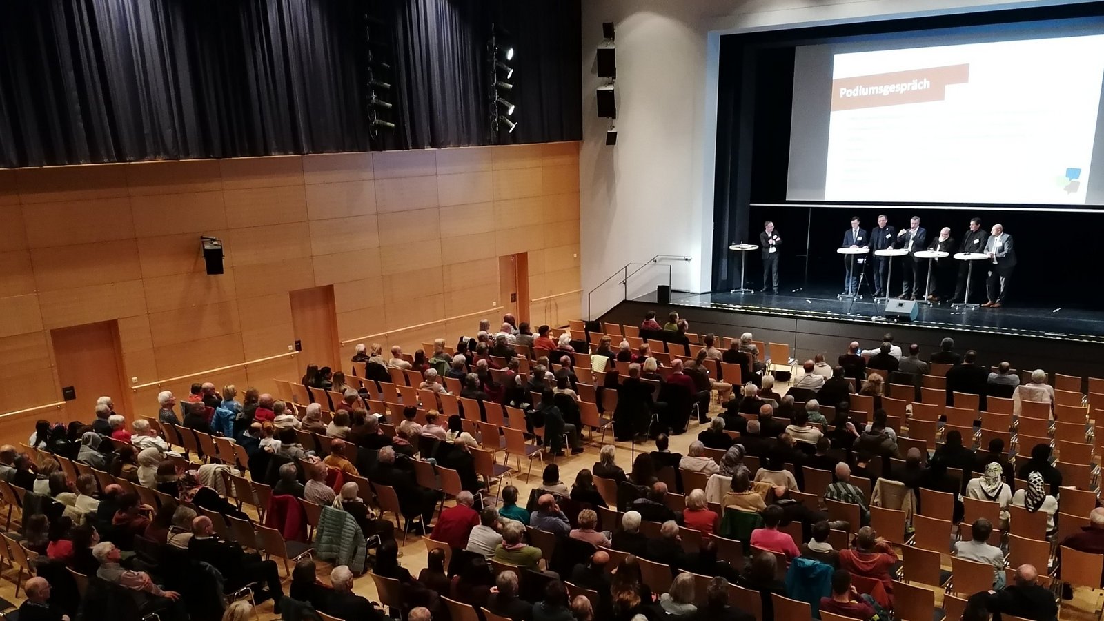 Verhaltenes Interesse: In der Vaihinger Stadthalle ist am Mittwochabend noch jede Menge Platz in den Zuhörerreihen.  Fotos: Banholzer