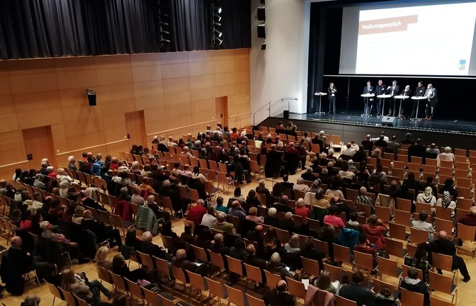 Verhaltenes Interesse: In der Vaihinger Stadthalle ist am Mittwochabend noch jede Menge Platz in den Zuhörerreihen.  <span class='image-autor'>Fotos: Banholzer</span>