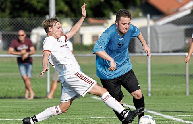 Großglattbachs Heiko Neu (links) unterbindet mit einem langen Grätschschritt einen Sprint von Häfnerhaslachs Riccardo Solombrino. Foto: Leitner