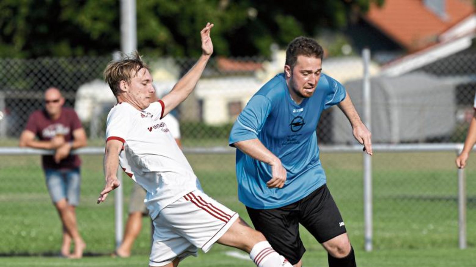 Großglattbachs Heiko Neu (links) unterbindet mit einem langen Grätschschritt einen Sprint von Häfnerhaslachs Riccardo Solombrino. Foto: Leitner Großglattbachs Heiko Neu (links) unterbindet mit einem langen Grätschschritt einen Sprint von Häfnerhaslachs Riccardo Solombrino. Foto: Leitner