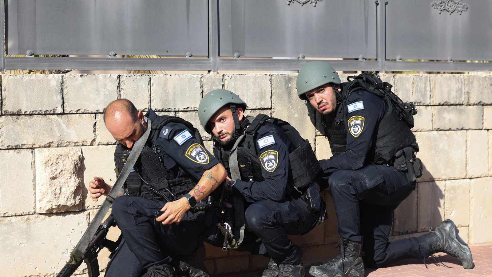 Israelische Einsatzkräfte suchten schwer bewaffnet Deckung.Foto: AFP/AHMAD GHARABLI Israelische Einsatzkräfte suchten schwer bewaffnet Deckung.Foto: AFP/AHMAD GHARABLI