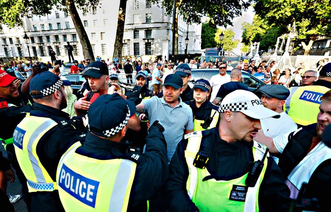 Direkt vor dem Amtssitz des Premierministers in London gab es am Dienstagabend Protestaktionen.<span class='image-autor'>Foto: AFP/BENJAMIN CREMEL</span>