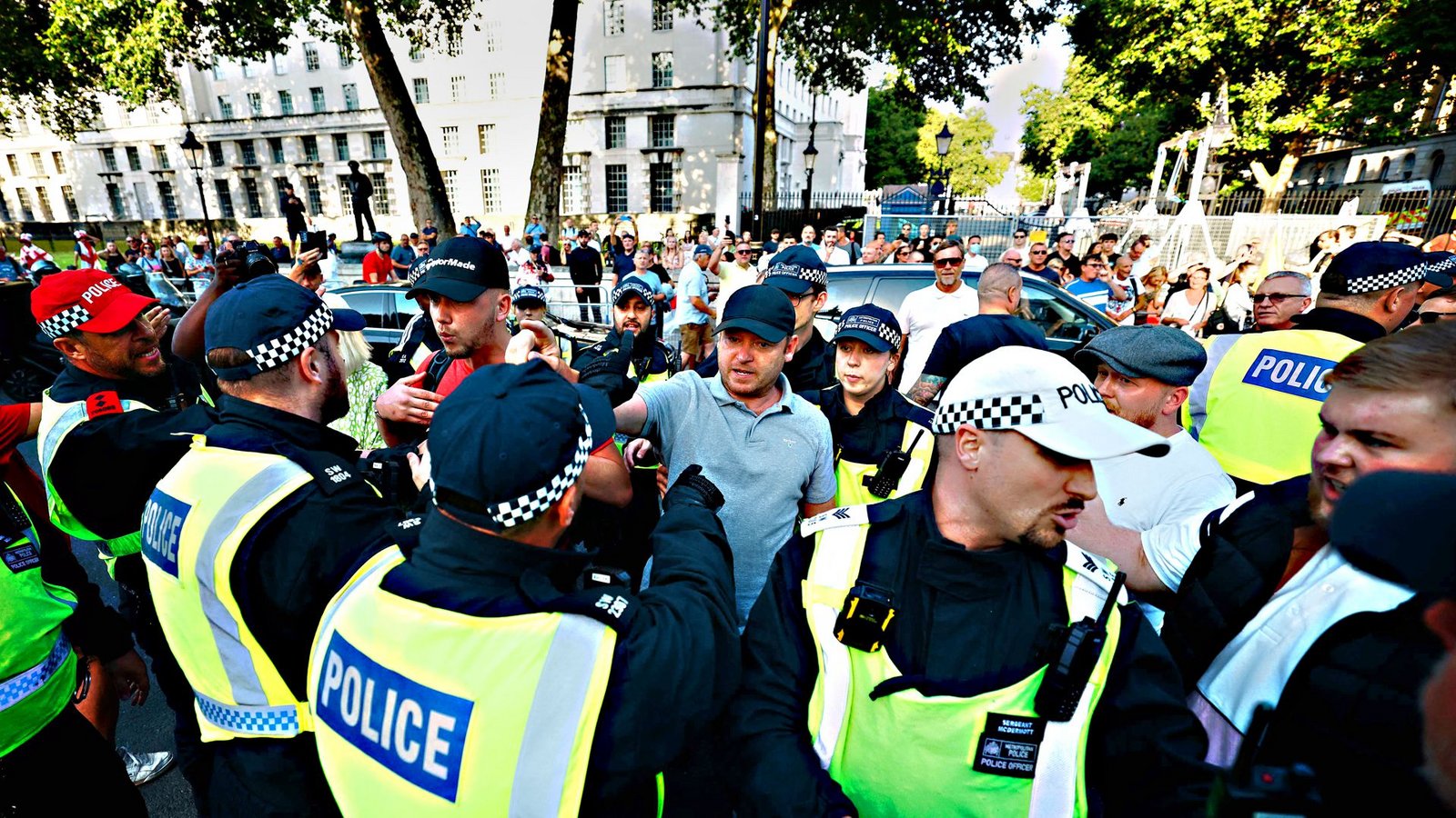 Direkt vor dem Amtssitz des Premierministers in London gab es am Dienstagabend Protestaktionen.Foto: AFP/BENJAMIN CREMEL Direkt vor dem Amtssitz des Premierministers in London gab es am Dienstagabend Protestaktionen.Foto: AFP/BENJAMIN CREMEL