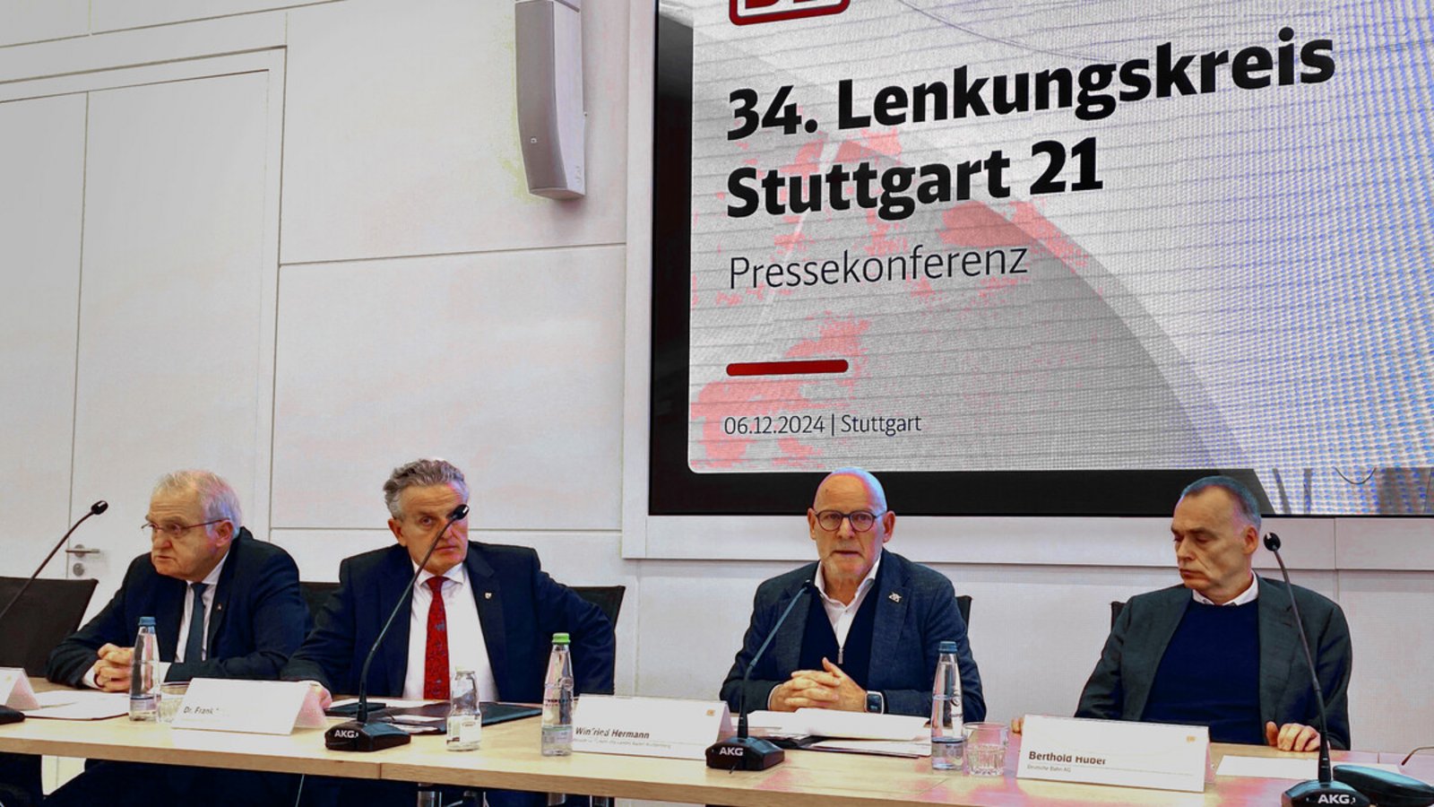 Angespannte Stimmung im Lenkungskreis Stuttgart 21: v.r.n.l. Bahninfrastrukturvorstand Berthold Huber, Verkehrsminister Winfried Hermann, OB Frank Nopper und Regionalpräsident Rainer Wieland sind nach einer kontroversen Diskussion vor die Medien getreten.Foto: red