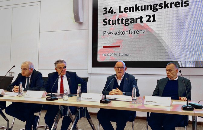 Angespannte Stimmung im Lenkungskreis Stuttgart 21: v.r.n.l. Bahninfrastrukturvorstand Berthold Huber, Verkehrsminister Winfried Hermann, OB Frank Nopper und Regionalpräsident Rainer Wieland sind nach einer kontroversen Diskussion vor die Medien getreten.<span class='image-autor'>Foto: red</span>