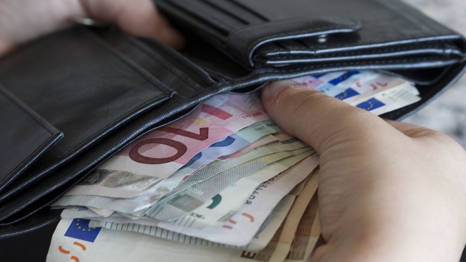 Wie viel Geld bleibt am Monatsende mehr übrig? Die neuen Steuertarife klingen zunächst gut. (Symbolbild)Foto: Eibner-Pressefoto Wie viel Geld bleibt am Monatsende mehr übrig? Die neuen Steuertarife klingen zunächst gut. (Symbolbild)Foto: Eibner-Pressefoto