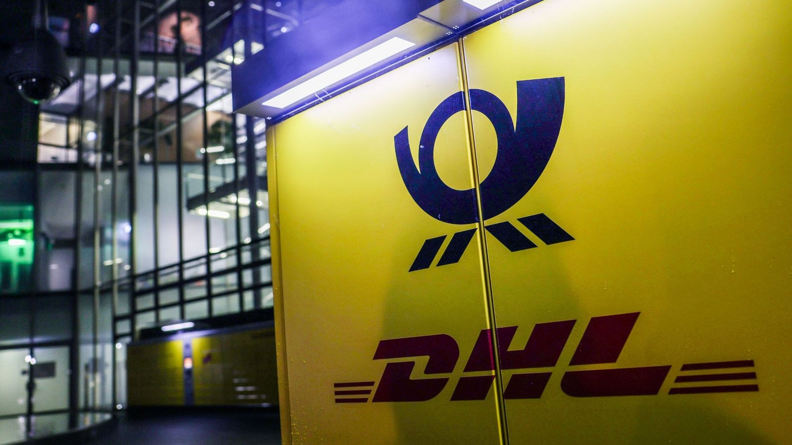 Der Logistikkonzern DHL kommt auf seinem Elektrokurs voran. Das wurde nun auf der Hauptversammlung in Bonn mitgeteilt.Foto: Oliver Berg/dpa