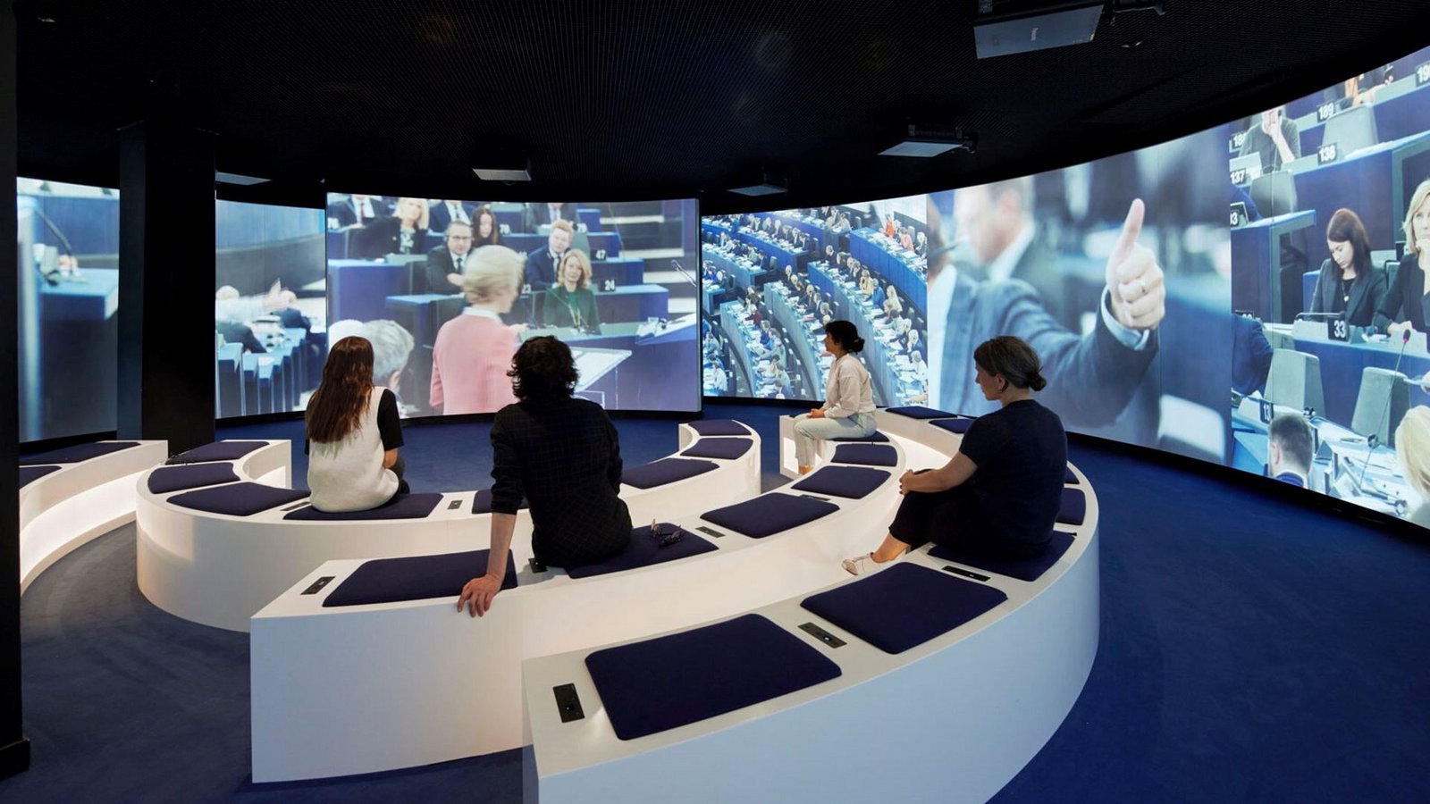 Europa ganz nah: das 360-Grad-Kino in der Ausstellung „Europa Expérience“.Foto: Michael Jungblut